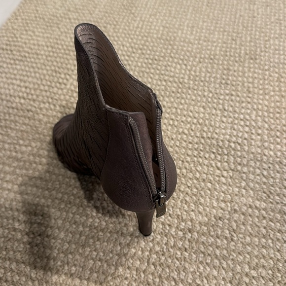 Woman’s boot with heels open toe - Picture 2 of 4